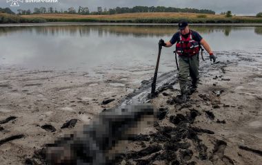 Трагедія на Козятинщині. Зі спущеного ставка рятувальники дістали мертвого чоловіка