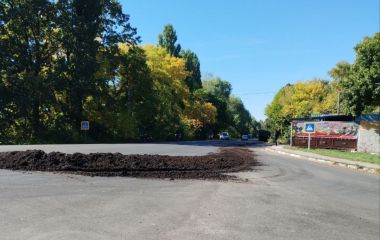 У Козятині «удобрили» новий асфальт. Що випало з фури на білоцерківському перехресті?