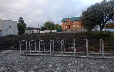 Перший крок до парковки. У Козятині біля сімейної медицини розгорнули будівельне сміття