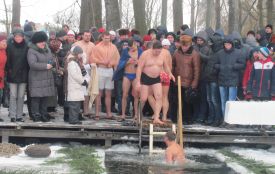 На стадіоні “Локомотив” купалися в ополонці, їли кутю, печену картоплю і шашлики