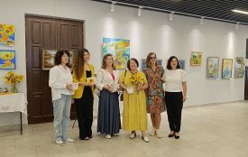 Світло у полотнах і світлинах: у Козятині презентували виставку, присвячену квітці незламності