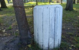 Прикували ланцюгами смітники на стадіоні у Козятині