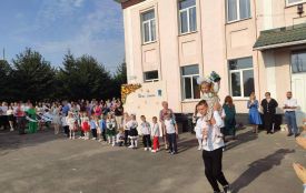 Першокласників обсипали цукерками і до класу пройшли дорогою життя