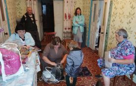 Багатодітній родині з села Пиковець передали необхідні речі