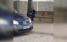 Жінка ззаду кидається на людей і б’є їх по голові і спині