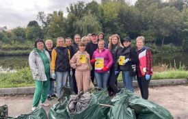 Працівники міськради прибрали стадіон у Козятині