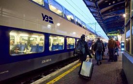 Через нічні обстріли по залізниці затримуюється низка поїздів