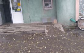 «Давайте паспорт, або чекайте до 15-ї, коли закладуть касету з грошима»