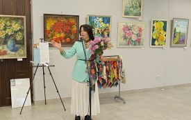 Квіти, що проростають крізь темряву: у Козятині відкрили виставку відомої художниці Оксани Висоцької