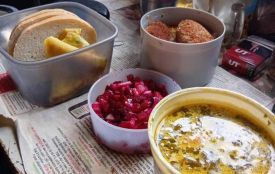 Хто як працює так і їсть. Накладають страву у мірку, а потім виливають в тарілку