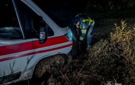 У Безіменному «швидка» з пацієнтом застрягла на ґрунтовій дорозі. Допомогали рятувальники