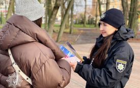 Акція «16 днів проти насильства» у Козятині. Містянам роздавали інформаційні листівки