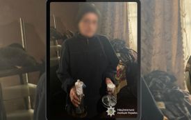 Пенсіонерка обікрала могилу військового. Забрала лампадку та ліхтар