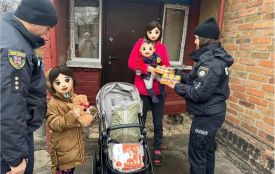 Інспектори ювенальної превенції відвідали сім’ю ВПО. Не з пустими руками