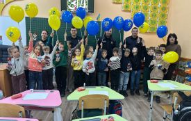 Ліцеїсти і поліцейські робили сніговики. Їх передадуть дітям, які перебувають у лікарні