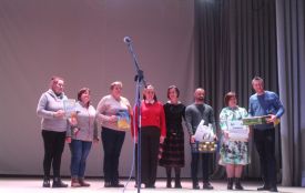 Квіти, подарунки, обійми, поцілунки і відеострічка вітань з передової