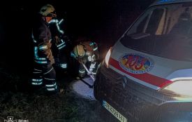 У Іванківцях «швидка» загрузла в ґрунтовій дорозі.  Авто вручну «витягли» рятувальники