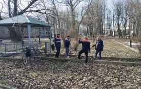 Залізничники вийшли на весняну толоку — цілий день прибирали парк