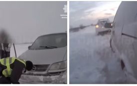 Опель застряг у заметі — у нашому районі поліцейські допомогли визволити зі снігового полону авто