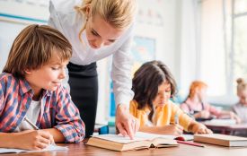 Доплати за роботу в особливих умовах: понад 400 тисяч педагогів отримають щомісячні бонуси