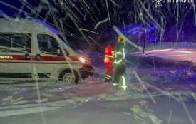 «Швидкі» та авто застрягали у заметах, на дороги падали дерева: наслідки негоди на Козятищині