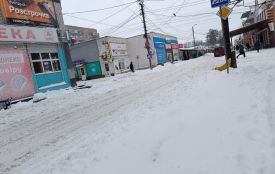 Дороги допомагає чистити навіть зелений тракторець, а за Стоматцентром треба були снігоступи