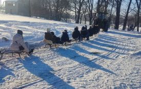 Емоції зашкаювали. У Кордишівці влаштували зимові катання на санчатах за трактором