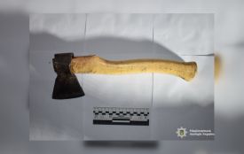 Зарубав свого знайомого сокирою під час застілля