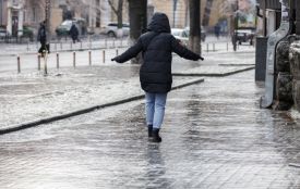 Мешканців області попереджають про складну погоду: вітряно, на дорогах  — слизота