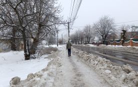 Сьогодні на вулиці нова небезпека: з дерев, дротів і дахів на голову падає лід
