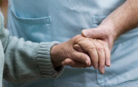 Держава щомісяця платить за догляд: хто може отримувати гроші вже зараз