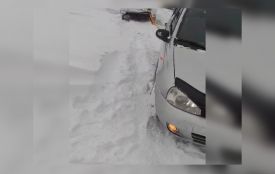 Козятинські поліцейські офіцери громади допомогли водійці, яка потрапила у сніговий полон