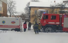 Важкохворі мають чекати, поки карету швидкої не витягнуть із снігу ДСНС