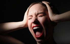 Сигнал тривоги від психіки: чому ми «кидаємося» на людей, коли нам страшно