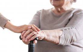 Інструкція, про яку мовчать у кабінетах: як пенсіонеру отримати безкоштовну операцію та ліки