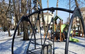 На дитячому майданчику з елементами інклюзії знову поламали гойдалку
