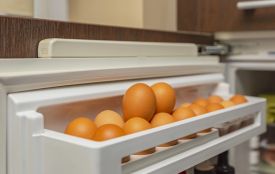 Майже всі зберігають яйця неправильно: одна помилка в холодильнику скорочує їхню свіжість