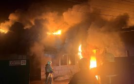 Горів будинок і гараж, власник отримав опіки. Що відомо про вечірню пожежу у Козятині