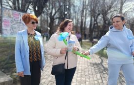 Дарували маленьким та дорослим козятинцям блакитні кульки та посмішки