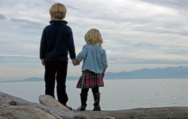 Сьогодні відзначають день братів та сестер. Історія, заборони та прикмети 10 квітня