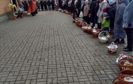 Христос Воскрес Воскресне й Україна. Освячення пасхальних кошиків у Козятині