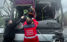 Надзвичайники деблокували з понівечених авто двох водіїв: у ДСНС показали моторошні кадри з ДТП