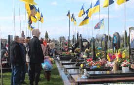Проводи в Козятині пройшли без пишних застіль, а на могили несли живі квіти