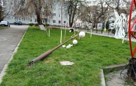 На площі впав ліхтар: Фото дня