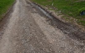 «Бабусю нам дорогу будуть робити!» — тішилися діти, але за півгодини повернулися засмученими: «То не дорога, там одне каміння»