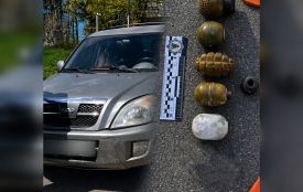 На трасі М-21 зупинили «Chery Tiggo». В авто було шість предметів, схожих на гранати