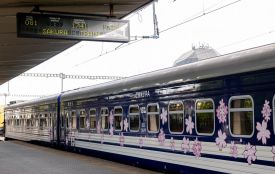 Поїзд «Сакура» з новими вагонами зупиняється у Козятині