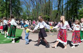 Вітали з ювілеєм, робили паперових журавликів: як у Козятині тепло і весну закликали