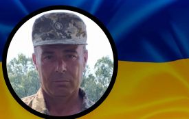 «Живий коридор» і прощання на площі: проводять в останню путь військового