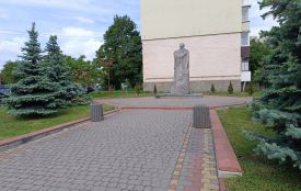 Забрали всі лавки біля пам’ятника Грушевському. Що планують робити?